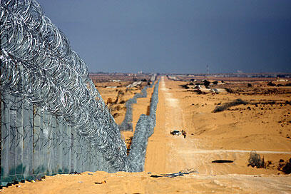 Security fence along Israel's border with Egypt (Photo: Roee Idan) (צילום: רועי עידן ) Security fence along Israel's border with Egypt (Photo: Roee Idan)