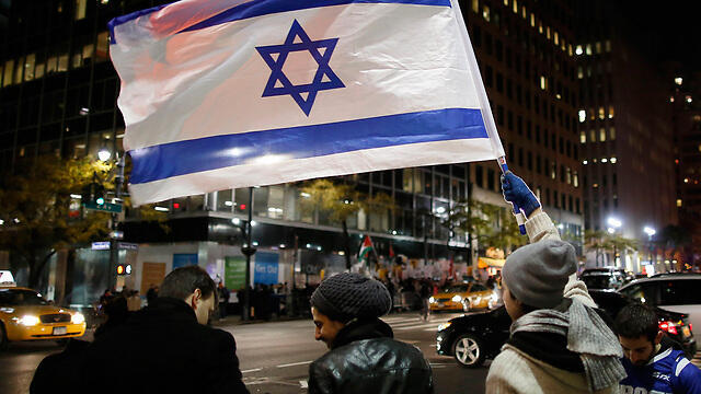 A pro-Israel support rally in front of the Israeli Consulate in New York (Photo: Reuters) (צילום: רויטרס) A pro-Israel support rally in front of the Israeli Consulate in New York (Photo: Reuters)