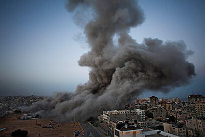 הפגזה של חיל אוויר צה"ל ב עזה מבצע עמוד ענן (צילום: AP) הפגזה של חיל אוויר צה"ל ב עזה מבצע עמוד ענן