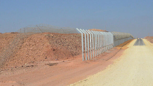 Construction on a Jordanian border fence near Eilat is still ongoing (צילום: מאיר אוחיון) Construction on a Jordanian border fence near Eilat is still ongoing