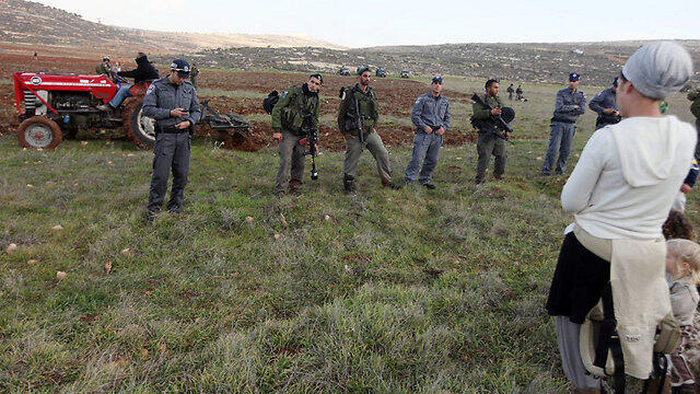 IDF Soldiers face Jewish settlers. (Photo: Gil Yohanan) (צילום: גיל יוחנן) IDF Soldiers face Jewish settlers. (Photo: Gil Yohanan)