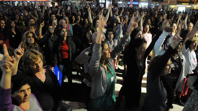 Flash mob in Tel Aviv last year to protest violence against women. (Photo: Yaron Brener) (צילום: ירון ברנר) Flash mob in Tel Aviv last year to protest violence against women. (Photo: Yaron Brener)