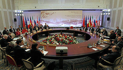 שיחות הגרעין בין איראן לבין 5 +1 המעצמות ב אלמאטי קזחסטן (צילום: AP) שיחות הגרעין בין איראן לבין 5 +1 המעצמות ב אלמאטי קזחסטן