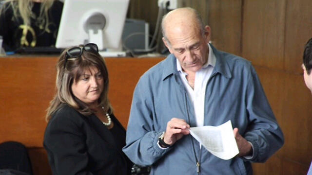 Olmert with Shula Zaken (צילום: מוטי קמחי) Olmert with Shula Zaken