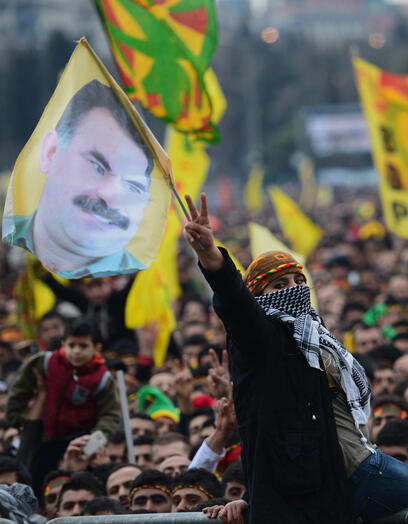 הפגנת כורדים ב איסטנבול טורקיה תמונה של עבדוללה אוצ'לאן מנהיג ה PKK המחתרת הכורדית (צילום: AP) הפגנת כורדים ב איסטנבול טורקיה תמונה של עבדוללה אוצ'לאן מנהיג ה PKK המחתרת הכורדית