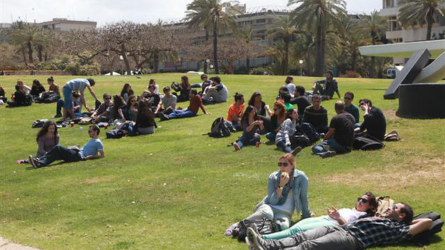 Students relax at Tel Aviv University (Photo: Motti Kimchi)