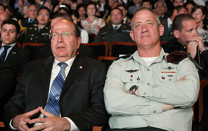 משה בוגי יעלון ו רמטכ"ל בני גנץ קבלת פנים מטעם שר הביטחון בית חיל האוויר הרצליה יום העצמאות (צילום: עידו ארז) משה בוגי יעלון ו רמטכ"ל בני גנץ קבלת פנים מטעם שר הביטחון בית חיל האוויר הרצליה יום העצמאות