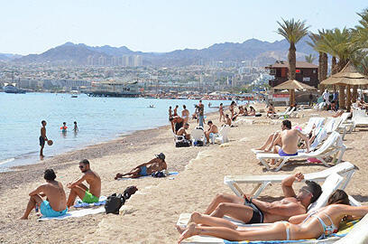 חוף ים תיירים מטיילים נופשים אחרי ירי טילים רקטות אילת