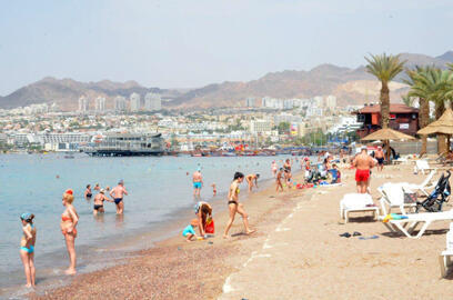Tourists in Eilat. 'A recovery will be felt in the first half of 2015,' says Tourism Ministry director-general (Photo: Meir Ohayon)     