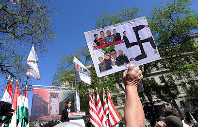 מפגין נגד הפגנה אנטישמית לזכר קורבנות הציונות מפלגת יוביק הונגריה בודפשט (צילום: AFP) מפגין נגד הפגנה אנטישמית לזכר קורבנות הציונות מפלגת יוביק הונגריה בודפשט