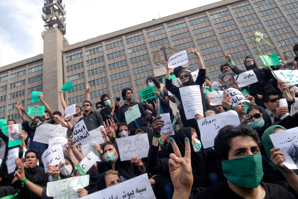 Iran, 2009: Green Movement rally for Mir-Hossein Mousavi (Photo: Reuters) Iran, 2009: Green Movement rally for Mir-Hossein Mousavi