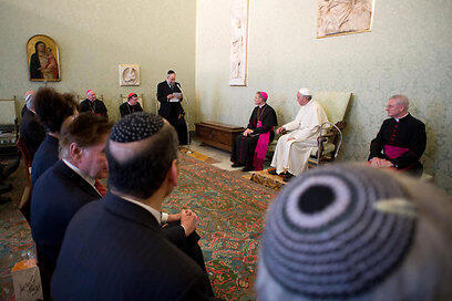 אפיפיור פרנציסקוס נפגש עם מנהיגים יהודים (צילום: EPA, OSSERVATORE ROMANO) אפיפיור פרנציסקוס נפגש עם מנהיגים יהודים