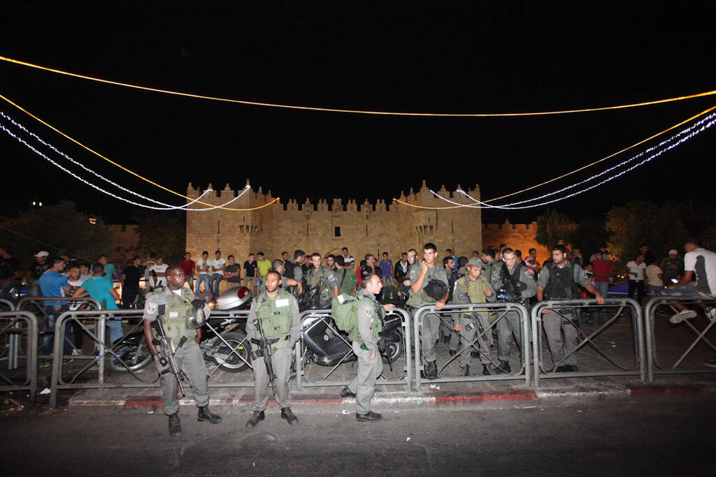 פיגוע דקירה שער שכם ירושלים ערבים דקרו חרדי 