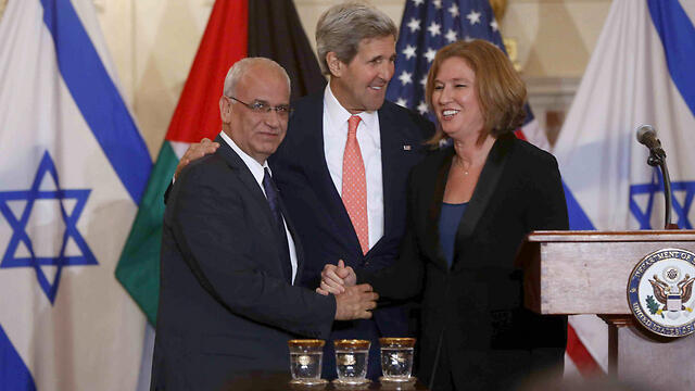 Saeb Erekat (left) with John Kerry and Tzipi Livni (Archive photo: AP) (צילום: AP) Saeb Erekat (left) with John Kerry and Tzipi Livni (Archive photo: AP)