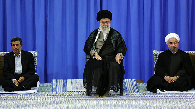 Rouhani, right, with Supreme Leader Ayatollah Khamenei, center, and former president Ahmadinejad in 2013 (צילום: MCT) Rouhani, right, with Supreme Leader Ayatollah Khamenei, center, and former president Ahmadinejad in 2013