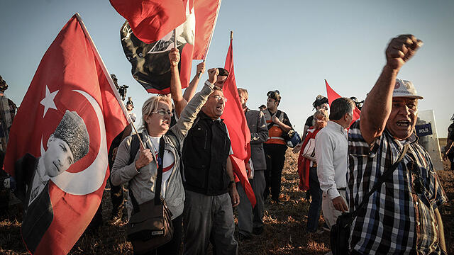 Protest outside court (Photo: AP)