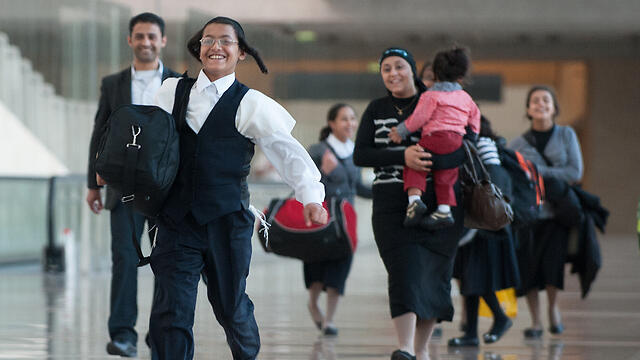 Yemenite Jewish children arrive in Israel, September 2013 (Photo: Moshik Brin)