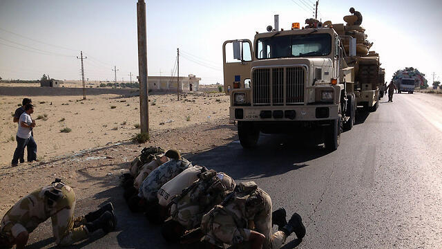 חייל צבא מצרים מתפללים צפון סיני אל עריש