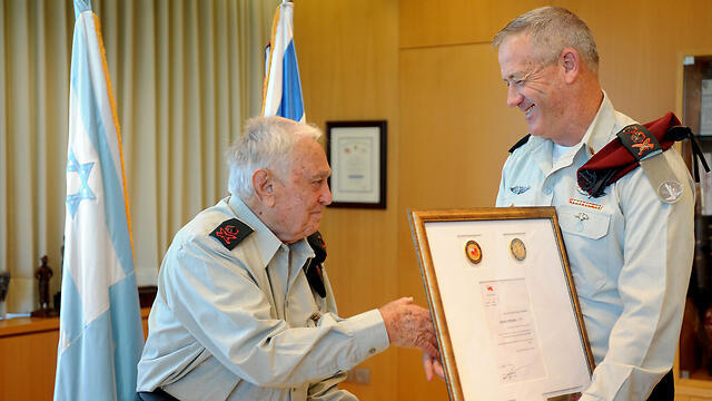Yitzhak Pundak and Benny Gantz, at the ceremony (Photo: IDF)