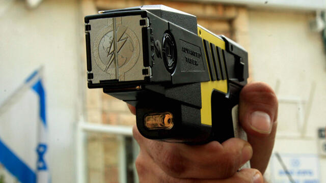 Электрошокер "тайзер". Фото: Эран Йофи Коэн (צילום: ערן יופי כהן) Электрошокер "тайзер". Фото: Эран Йофи Коэн