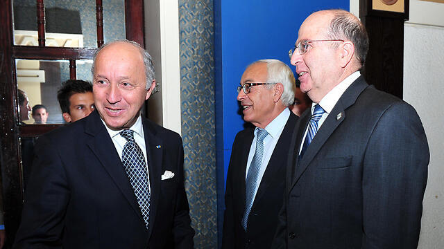 French Foreign Minister Fabius (left) meets with Defense Minister Ya'alon (right) in Jerusalem (Photo: Ariel Hermoni, Defense Ministry)
