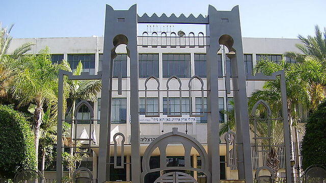 Занятия в еврейской гимназии "Герцлия" начинаются в 7.35. Фото: Авишай Тайхер (צילום: אבישי טייכר) Занятия в еврейской гимназии "Герцлия" начинаются в 7.35. Фото: Авишай Тайхер