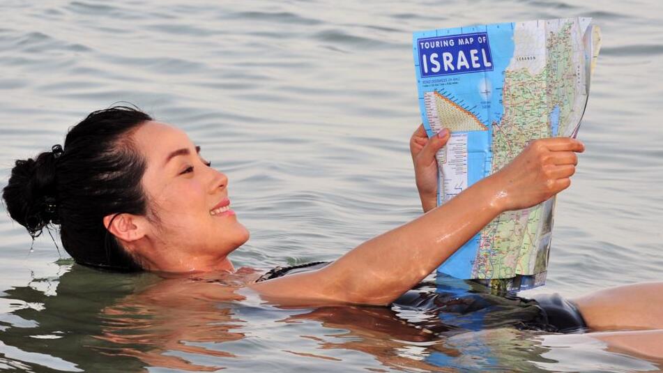 Туристка на Мертвом море