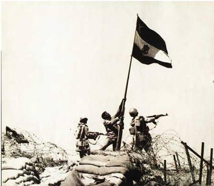 Egyptian forces raising a flag over an Israeli outpost in Sinai