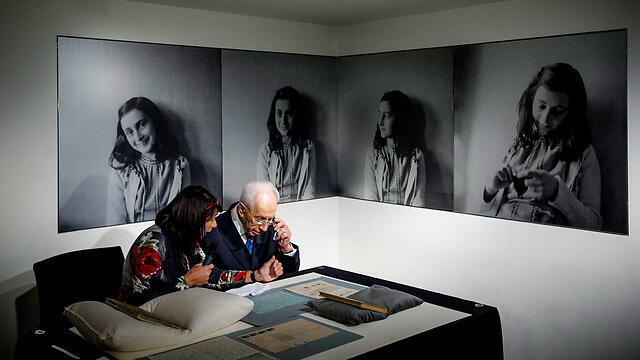 Shimon Peres at the Anne Frank museum (Photo: EPA) ( צילום: EPA) Shimon Peres at the Anne Frank museum (Photo: EPA)