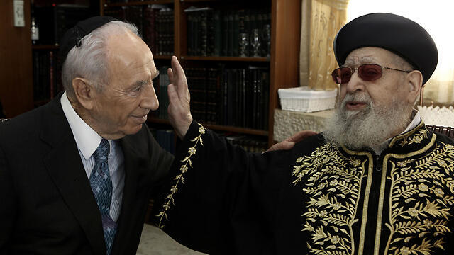 Shimon Peres with Rabbi Ovadia Yoseph (Photo: Kobi Gideon)