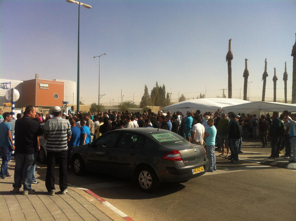 Employees of the Teva Tech Ramat Hovav plant protest lay offs, 2013 (Photo: Histadrut Hadashah) Employees of the Teva Tech Ramat Hovav plant protest lay offs, 2013