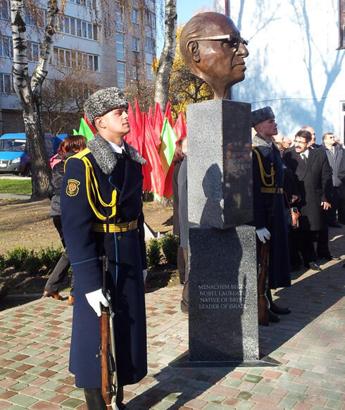 Unveiling ceremony for Begin monument (Photo: Ahiya Raved)
