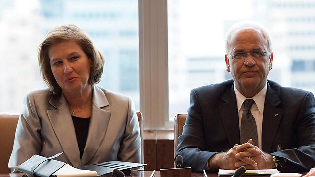 Saeb Erekat (R), Tzipi Livni (L) (Photo: EPA)