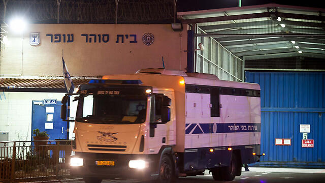 Освобожденных по "сделке Шалита" террористов вывозят из тюрьмы Офер. Фото: Ноам Мошковиц (צילום: נועם מושקוביץ) Освобожденных по "сделке Шалита" террористов вывозят из тюрьмы Офер. Фото: Ноам Мошковиц