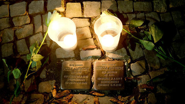 Свечи в память о погибших в "Хрустальной ночи". Фото: ЕРА (צילום: EPA) Свечи в память о погибших в "Хрустальной ночи". Фото: ЕРА