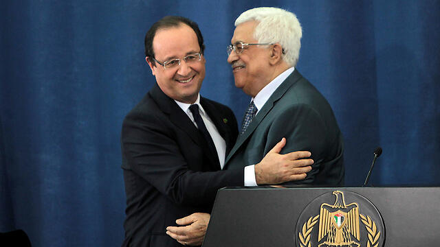 French President Francois Hollande and Palestinian President Mahmoud Abbas (Photo: AFP) (צילום: AFP) French President Francois Hollande and Palestinian President Mahmoud Abbas (Photo: AFP)