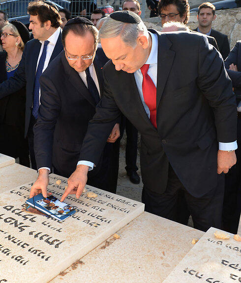 Prime Minister Netanyahu and then French President Hollande visiting graves of Toulouse terror attack victims (Photo: Haim Zach, GPO)