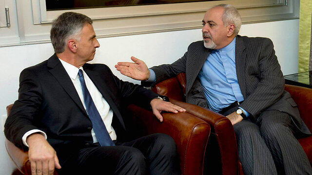 Didier Burkhalter (L) speaking with Iranian Foreign Minister Mohammad Javad Zarif (Photo: Reuters) (צילום: רויטרס) Didier Burkhalter (L) speaking with Iranian Foreign Minister Mohammad Javad Zarif (Photo: Reuters)