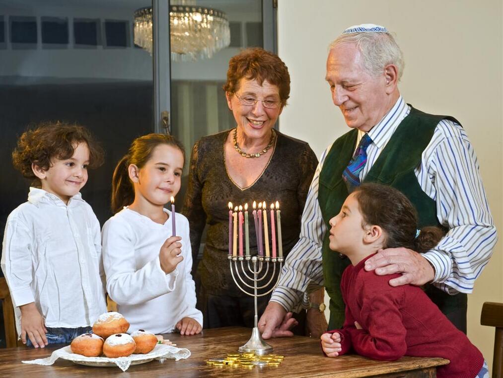 Зажигание свечей в семейном кругу (Фото: shutterstock) Зажигание свечей в семейном кругу