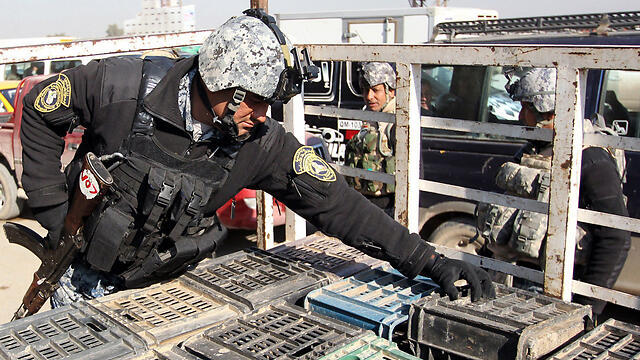 Policeman at a checkpoint in Baghdad. Iraq would welcome the assistance of Intelligence services in its fight against terrorism (צילום: AFP) Policeman at a checkpoint in Baghdad. Iraq would welcome the assistance of Intelligence services in its fight against terrorism