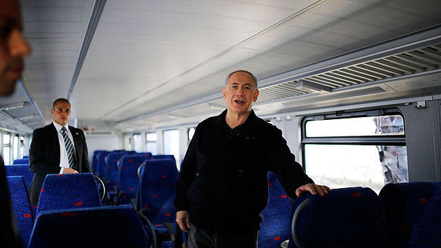 Prime Minister Netanyahu on a train (Photo: Reuters)