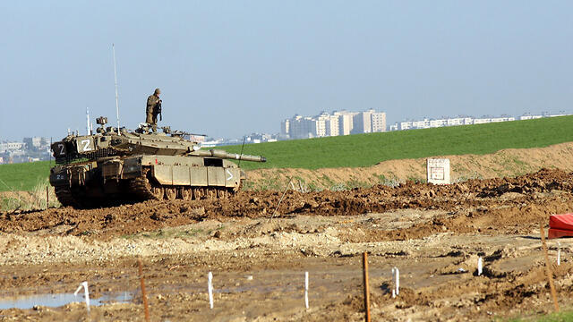 IDF troops near the Gaza border fence (Photo: Roee Idan)
