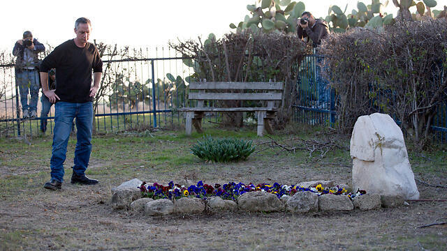 Гилад Шарон у могилы отца. Фото: ЕРА