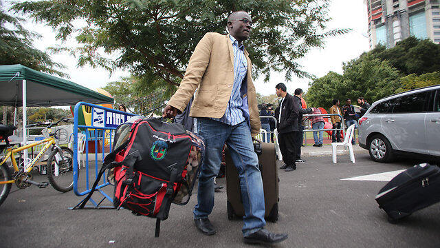 פליטים מסתננים זומנו להתייצב ב מתקן חולות יצאו מ יד אליהו