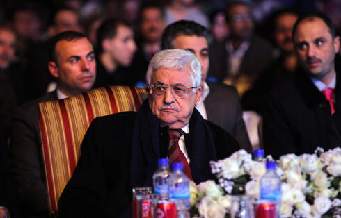 Palestinian President Mahmoud Abbas marries 218 couples (Photo: EPA) (צילום: EPA) Palestinian President Mahmoud Abbas marries 218 couples (Photo: EPA)