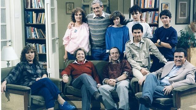 Актеры, снимавшиеся в сериале "Близкие родственники" - одной из самых популярных передач образовательного ТВ. Фото: пресс-служба образовательного телеканала