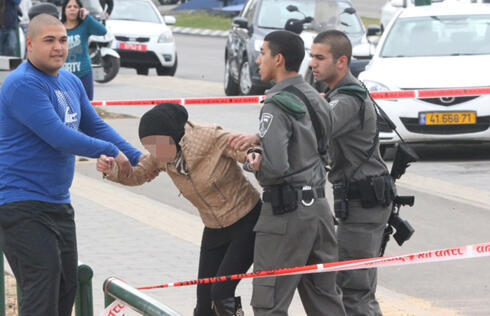 Police, family escort relative of victim away from scene (Photo: Motti Kimchi) (צילום: מוטי קמחי) Police, family escort relative of victim away from scene (Photo: Motti Kimchi)