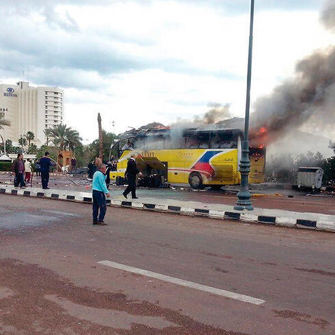 Ansar Bait al-Maqdis claimed responsiblity for this February attack on a bus at the Egypt-Israeli border crossing. (Photo: Reuters) (צילום: רויטרס) Ansar Bait al-Maqdis claimed responsiblity for this February attack on a bus at the Egypt-Israeli border crossing. (Photo: Reuters)