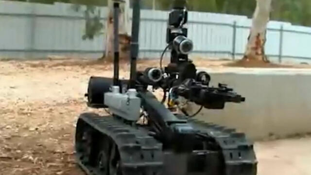Yahalom unit's specialized robot (Photo: IDF Spokesperson's Unit) (צילום: אביעד נלביצקי ודובר צה"ל) Yahalom unit's specialized robot (Photo: IDF Spokesperson's Unit)