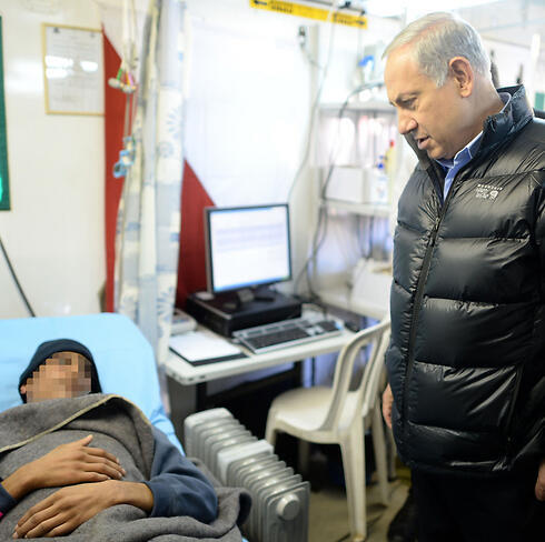 Netanyahu examining a Syrian patient (Photo: Kobi Gideon, GPO) (צילום: קובי גדעון, לע"מ) Netanyahu examining a Syrian patient (Photo: Kobi Gideon, GPO)
